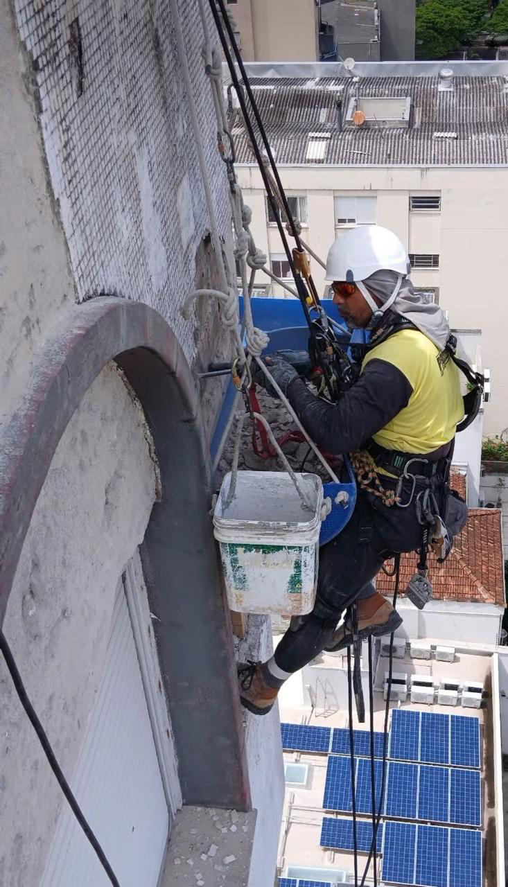 Equipe técnica em alpinismo industrial